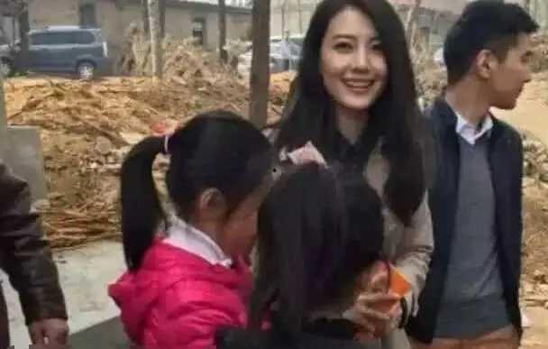 明星网红回老家视频,揭秘明星网红的家乡风情与成长故事