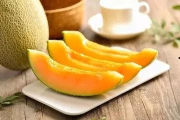 婴儿吃哈密瓜拉黑屎怎么办,应对策略解析