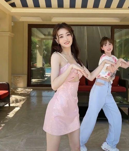 明星网红穿jk跳舞,明星达人演绎时尚JK舞韵