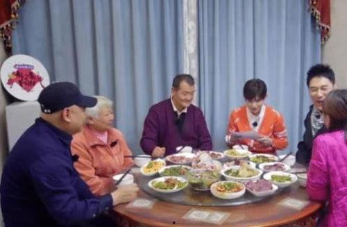 全家坐凳吃瓜真千金爆料了短剧,全家坐凳吃瓜，真千金爆料背后的故事