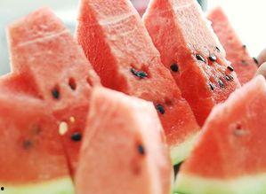 梦见吃红西瓜黑紫瓜,红西瓜与黑紫瓜的奇幻之旅