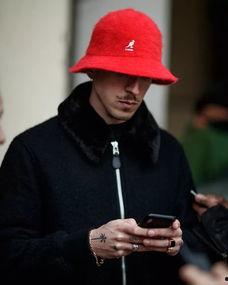 表白现场吃瓜男孩黑帽子