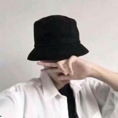 表白现场吃瓜男孩黑帽子