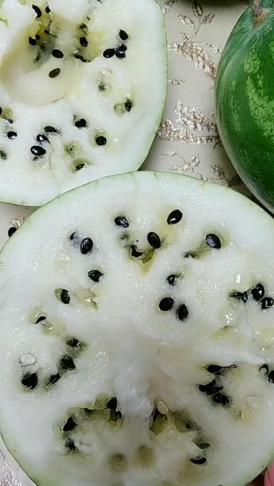 只吃籽的瓜里面特别黑,揭秘只吃籽的瓜中独特的黑色奥秘