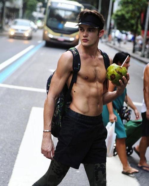 近期热门吃瓜事件男模,揭秘近期热门吃瓜事件的背后真相